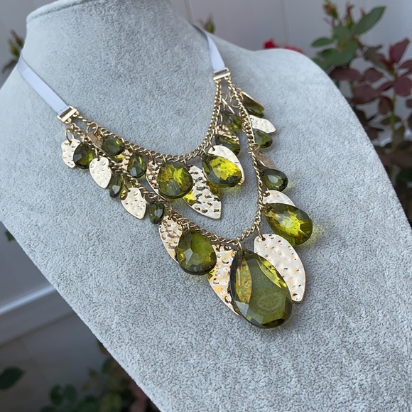 New✨ - Layered Green & Gold Statement Necklace - Picture 3 of 15